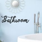 Design mural en métal noir pour salle de bain contemporaine