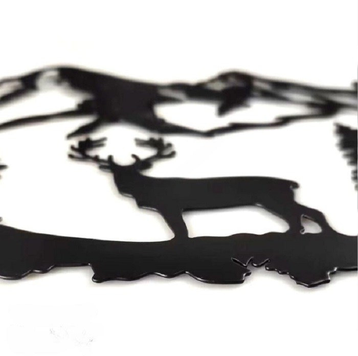 Sculpture murale en métal noir paysage montagneux