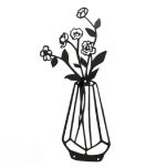 triptyque mural en métal noir avec design de vases