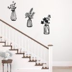 art mural en métal noir représentant des vases