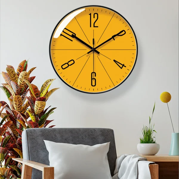 horloge murale jaune élégante